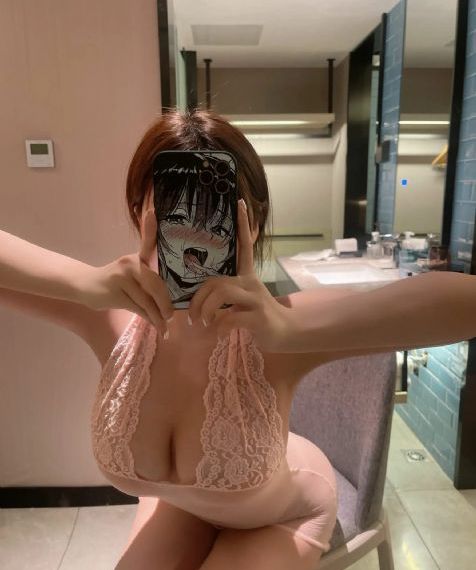 三人不停在她体内进进出1出视频