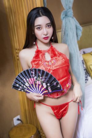 黑色丝绒裙子露背
